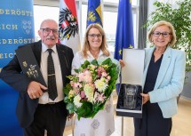 Bei der offiziellen Verabschiedung (v.l.n.r.): Claus Ludwig, Ulrike Königsberger-Ludwig und Landeshauptfrau Johanna Mikl-Leitner.
