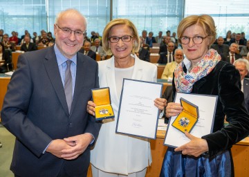 Dr. Edgar Niemeczek und Professorin Dorothea Draxler, die beiden ehemaligen Geschäftsführer der Kultur-Region-Niederösterreich, wurden mit dem „Großen Ehrenzeichen für Verdienste um das Bundesland Niederösterreich“ ausgezeichnet. 