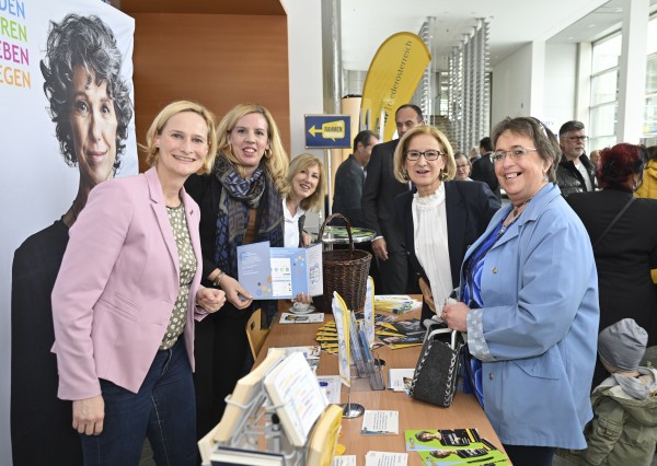 Landeshauptfrau Johanna Mikl-Leitner beim Rundgang bei der Freiwilligenmesse. 