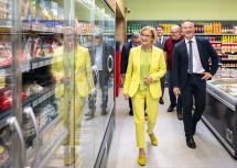 Landeshauptfrau Johanna Mikl-Leitner, Bürgermeister Franz Faschingleitner, Vereinsobmann Christoph Wolmersdorfer, Kommerzialrat Christoph Kastner und Bezirkshauptmann-Stellvertreter Manuel Hofer beim Rundgang durch das neue Geschäft.