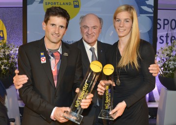 Landeshauptmann Dr. Erwin Pröll mit den niederösterreichischen Sportlern des Jahres, Beate Schrott und Kilian Fischhuber.