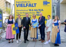 Vorfreude auf die Bezirksfeste am 25. und 26. Juni bei der Auftaktveranstaltung „100 Jahre Niederösterreich“ in St. Pölten: Landesrat Gottfried Waldhäusl, Landeshauptfrau Johanna Mikl-Leitner und LH-Stellvertreter Franz Schnabl (v.l.n.r.)