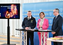 Landesfeuerwehrkommandant Dietmar Fahrafellner, Landeshauptfrau Johanna Mikl-Leitner und LH-Stellvertreter Stephan Pernkopf präsentierten die Einsatzbilanz der NÖ Feuerwehren. (v.l.n.r.).