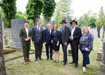 Landtagsabgeordneter Florian Krumböck, Oskar Deutsch, Präsident der Israelitischen Kultusgemeinde Wien, Nationalratspräsident Wolfgang Sobotka, Vorsitzender des Kuratoriums des Nationalfonds und des Fonds zur Instandsetzung der jüdischen Friedhöfe in Österreich, Landeshauptfrau Johanna Mikl-Leitner, Bürgermeister Matthias Stadler, Nationalratsabgeordneter Robert Laimer und Landtagsabgeordnete Kathrin Schindele (v.l.n.r.)
