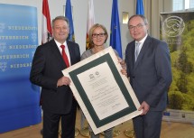 Überreichung der Auszeichnung UNESCO-Weltnaturerbe für das Wildnisgebiet Dürrenstein in Niederösterreich: Bundesminister Andrä Rupprechter, Landeshauptfrau Johanna Mikl-Leitner und LH-Stellvertreter Stephan Pernkopf (v.l.n.r.)