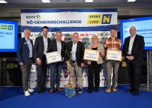 Franz Pichler, Geschäftsführer spusu, mit LH-Stellvertreter Udo Landbauer (li. außen) und Michael Freitag, Geschäftsführer Sodexo Service Solutions Austria GmbH (re.), mit den Gewinnern in der Kategorie „2.501-5.000 Einwohner“ Manfred Roitinger, Bernhard Karnthaler, Heide Lamberg und Benjamin Schmidradler.