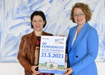 Familien-Landesrätin Christiane Teschl-Hofmeister und Barbara Trettler, Geschäftsführerin der NÖ Familienland GmbH, laden zum NÖ Familienfest auf der Schallaburg.