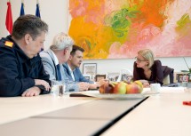 Landeshauptfrau Johanna Mikl-Leitner im Gespräch mit Bürgermeister Rene Blum, LAbg. Hermann Hauer und Feuerwehrkommandant Thomas Rauch.