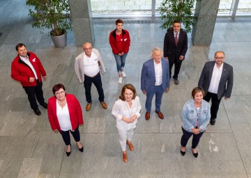 1. Reihe: Präsidentin Michaela Hinterholzer (Hilfswerk Niederösterreich), Sozial-Landesrätin Christiane Teschl-Hofmeister, Friederike Pospischil (Präsidentin Lebenshilfe Niederösterreich); 2. Reihe: Hannes Ziselsberger (Caritas-Direktor der Diözese St. Pölten), Ewald Sacher (Präsident der Volkshilfe NÖ), Dietmar Stockinger (Obmann der ARGE NÖ Heime), Thomas Wallisch (Landesgeschäftsführer Rotes Kreuz NÖ), 3. Reihe: Gabriela Hackl (NÖ Pflegeleitung Caritas Wien), Andreas Lernpeiss (Sprecher ARGE NÖ Behindertenhilfe) (v.l.n.r.)