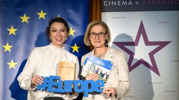 Landeshauptfrau Johanna Mikl-Leitner mit der Botschafterin der LUX-Filmtage Niederösterreich Ursula Strauss.