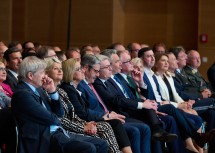 Hochrangige Gäste bei der Raiffeisen-Jahrestagung 2023, an der Spitze Bundeskanzler Karl Nehammer und Landeshauptfrau Johanna Mikl-Leitner.