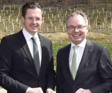 Im Bild von links nach rechts: Bürgermeister Mag. Stefan Schmuckenschlager und LH-Stv. Dr. Stephan Pernkopf