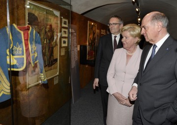 Rundgang durch die Ausstellung: Schallaburg-Geschäftsführer Kurt Farasin, Elisabeth Pröll und Landeshauptmann Dr. Erwin Pröll. (v.l.n.r.)