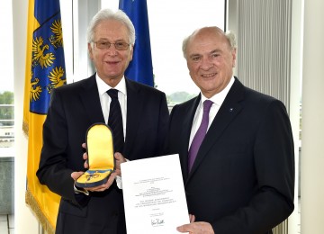 Landeshauptmann Dr. Erwin Pröll überreichte Univ.-Prof. Dr. Wolfgang Schütz das \"Goldene Komturkreuz des Ehrenzeichens für Verdienste um das Bundesland Niederösterreich\".