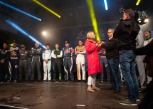 Großer Empfang für die "Red Bull Air Race"-Piloten am Hauptplatz in Wiener Neustadt. Landeshauptfrau Johanna Mikl-Leitner im Gespräch mit Moderator Werner Fetz.