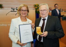 Landeshauptfrau Johanna Mikl-Leitner überreichte Primarius Gerd Eichberger, Facharzt für Psychiatrie und Neurologie in Tulln, das "Große goldene Ehrenzeichen für Verdienste um das Bundesland Niederösterreich".