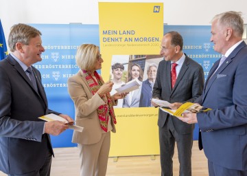 Landesrat Gottfried Waldhäusl, Landeshauptfrau Johanna Mikl-Leitner, Politikwissenschaftler Prof. Peter Filzmaier und LH-Stellvertreter Franz Schnabl (v. l. n. r.) informierten über die große Haushaltsbefragung, die mit dem heutigen Tag startet.