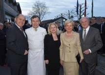 Beim Empfang vor dem Relais & Châteaux Restaurant „Zur Traube“ in Feuersbrunn: Innenminister Mag. Wolfgang Sobotka, Toni und Eva Mörwald, Elisabeth Pröll und Landeshauptmann Dr. Erwin Pröll (v.l.n.r.)