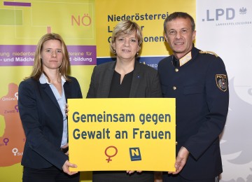 Im Bild von links nach rechts: Elisabeth Cinatl, Sprecherin der Frauenberatungsstellen NÖ, Landesrätin Mag. Barbara Schwarz und Landespolizeidirektor-Stellvertreter Franz Popp