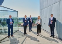 Im Bild von links nach rechts: LH-Stellvertreter Stephan Pernkopf, Geschäftsführer Konrad Hackl,  NÖ Weinbaupräsident Reinhard Zöchmann, Geschäftsführerin Ulrike Hager und Landwirtschaftskammer Niederösterreich Präsident Johannes Schmuckenschlager 