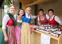 Landeshauptfrau Johanna Mikl-Leitner beim Streifzug durch das vielfältige Angebot am Rathausplatz St. Pölten.