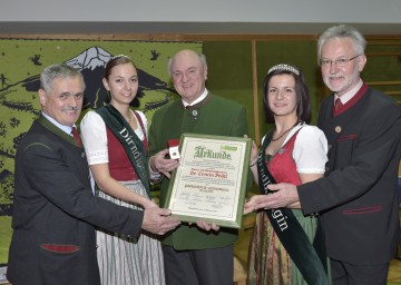 Pielachtaler-Ehrenring in Gold für Landeshauptmann Dr. Erwin Pröll (3. v. l.), überreicht u. a. durch Bürgermeister Anton Gonaus (1. v. l.) und Gerhard Hackner, Obmann des Tourismusverbandes Pielachtal (5. v. l.)