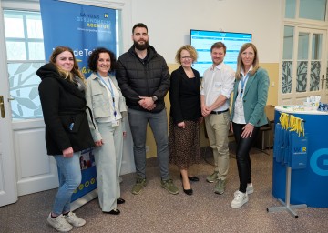 (v.l.n.r.:) Vanessa Aigner (Schülerin), Manuela Mayer (Direktorin), Njegos Kisin (Schüler), Landesrätin Christiane Teschl-Hofmeister mit dem Mitarbeiter und der Mitarbeiterin der NÖ LGA , Georg Deix und Claudia Luger. 