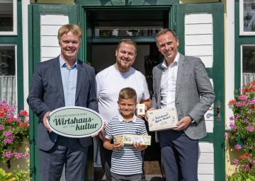 v.l.n.r.: Michael Duscher – Geschäftsführer der Niederösterreich Werbung, Matthias Strunz von der Gaststätte Figl in St. Pölten-Ratzersdorf mit Sohn Christopher Strunz, Jochen Danninger – Tourismuslandesrat