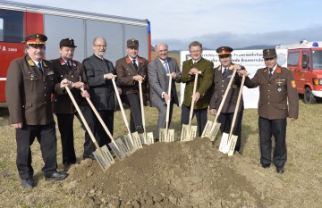 Spatenstichfeier für das neue Feuerwehrhaus in Emmersdorf: Brandrat Anton Wittmann, Ehrenoberbrandmeister Karl Rester, Bezirkshauptmann Dr. Norbert Haselsteiner, Feuerwehrkommandant von Emmersdorf Oberbrandinspektor Stefan Seitner, Landeshauptmann Dr. Erwin Pröll, Bürgermeister Ing. Erwin Neuhauser, Bezirksfeuerwehrkommandant Ing. Alfred Puschacher, Hauptbrandinspektor Robert Fleischmann (v.l.n.r.)