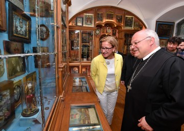 Landeshauptfrau Johanna Mikl-Leitner und Abt Petrus Pilsinger beim Rundgang nach der vierten Sitzung des Kuratoriums zur Restaurierung der Basilika Sonntagberg.