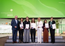 LH-Stellvertreter Stephan Pernkopf und Landeshauptfrau Johanna Mikl-Leitner (3.v.re.) mit den Preisträgerinnen des Wissenschaft Zukunft Preises (v.l.n.r.) Karin Tengler, Maria Peer, Catherine Rosenfeld, Jisha Puthenpurayil und Agnes Kim.