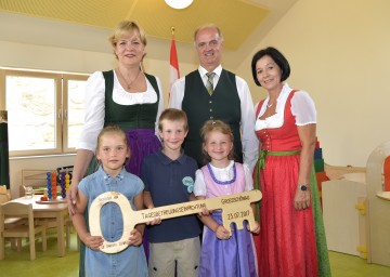 Landesrätin Barbara Schwarz, Bürgermeister Martin Bruckner (Großschönau) und Landtagsabgeordnete und Bürgermeisterin Margit Göll mit Kindern bei der Eröffnung der neuen Tagesbetreuungseinrichtung in Großschönau