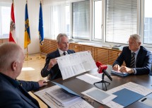 Der stellvertretende Landeswahlleiter Landtagspräsident Karl Wilfing (mitte) mit Peter Anerinhof und Joachim Weninger (links) bei der Pressekonferenz.