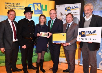 Im Bild von links nach rechts: Stefan Szyszkowitz, Vorstandsdirektor der EVN, Peter Engelbrechtsmüller, Mariella Deinhofer, Gewinnerin des Thermenwochenendes, LH-Stellvertreter Stephan Pernkopf, Herbert Greisberger, Geschäftsführer der Energie- und Umweltagentur NÖ und Franz Angerer, Leiter der Energieberatung NÖ