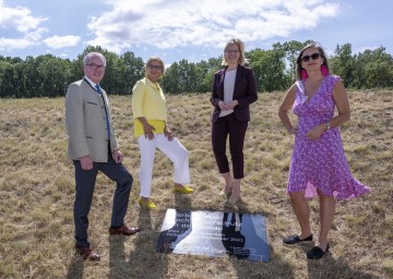 LH-Stellvertreter Stephan Pernkopf, Landeshauptfrau Johanna Mikl-Leitner, Bundesministerin Leonore Gewessler und Wiens Stadträtin Ulli Sima enthüllten in Stopfenreuth den Schlussstein der nunmehr abgeschlossenen Sanierung des Marchfeldschutzdamms (v.l.n.r.).