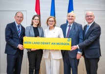 Landeshauptfrau Johanna Mikl-Leitner (Mitte) mit (v.l.) Katrin Praprotnik, Peter Filzmaier, Christoph Badelt und Friedrich Faulhammer.