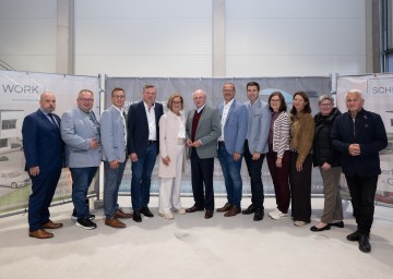 Bei der Eröffnung von Schmidatal Work: Landeshauptfrau Johanna Mikl-Leitner (5.v.l.), Landeshauptmann a.D. Erwin Pröll (Mitte), Nationalratsabgeordneter Christian Lausch (rechts), Bezirkshauptmann Karl-Josef Weiss (links), mit den Bauherren Martin Schenter (4.v.l.) und Christian Eibel (6.v.r) und den Bürgermeistern des Schmidatals.