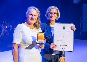 Landeshauptfrau Johanna Mikl-Leitner (rechts) überreichte das "Große Goldene Ehrenzeichen für Verdienste um das Bundesland Niederösterreich" an Brigitte Fürle.