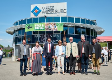 Noch bis 4. Juni präsentiert sich die ehemalige Wieselburger Messe unter dem Namen „Land & Forst“ erstmals als eigenständige Messe. Landwirtschaftskammer Österreich-Präsident Josef Moosbrugger, Landwirtschaftskammer NÖ-Vizepräsidentin Andrea Wagner, Bundesminister Norbert Totschnig, Landeshauptfrau Johanna Mikl-Leitner, Bezirkshauptmann Johann Seper, LH-Stellvertreter Stephan Pernkopf, Bürgermeister Josef Leitner und Abgeordneter Toni Erber (v.l.n.r.)