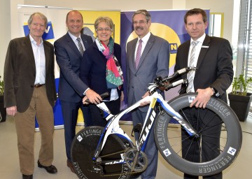 Im Bild von links nach rechts: Universitätsprofessor Dr. Jürgen Spona (Firma Vitalogic), Vorstandsdirektor Mag. Bernhard Lackner (NÖ Versicherung), Sportlandesrätin Dr. Petra Bohuslav, Mag. Erwin Hameseder (Präsident der Raiffeisen Holding NÖ-Wien), Ex-Weltmeister Franz Stocher