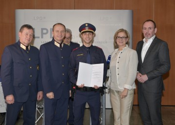 Ernennung und Belobigung des Klassenbesten Michael Lindenhofer (Mitte) zum Inspektor mit Arthur Reis, Leiter des Bildungszentrums Traiskirchen, Landespolizeidirektor Konrad Kogler, Landeshauptfrau Johanna Mikl-Leitner und Sektionschef Michael Kloibmüller vom Innenministerium (v.l.n.r.) 