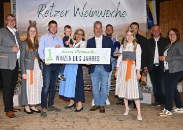 (v.l.n.r.) NÖ Weinbaupräsident Reinhard Zöchmann, NÖ Vize-Weinkönigin Katharina Baumgartner, der „Winzer des Jahres 2022“, Mathias Ruttenstock vom Weingut Ruttenstock in Röschitz, Landeshauptfrau Johanna Mikl-Leitner mit dem Nachwuchs vom Weingut Ruttenstock, der „Winzer des Jahres 2023“, Manfred Bannert vom Weingut Bannert in Obermarkersdorf, NÖ Weinkönigin Sophie Hromatka, (dahinter v.l.) Robert Plank vom Sponsor Vöslauer, die Obmänner und die Obfrau des Bezirksweinbauverbandes, Hannes Graf, Karl Hindler und Kerstin Schüller.