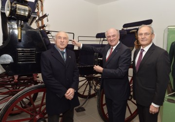 Das Kutschemuseum in Laa/Thaya eröffneten Direktor Wolfgang Satzer, Landeshauptmann Dr. Erwin Pröll und Bürgermeister Ing. Manfred Fass. (v.l.n.r.)