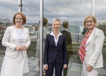 Landesrätin Christiane Teschl-Hofmeister, Univ.-Prof. Hanna Mayer und Landeshauptfrau Johanna Mikl-Leitner informieren zur Stiftungsprofessur an der Karl Landsteiner Privatuniversität.