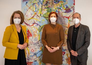 Im Bild von links nach rechts: Sozial-Landesrätin Christiane Teschl-Hofmeister, Geschäftsführerin Marlene Mayrhofer und Geschäftsführer Martin Kaukal