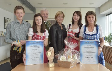 Top-Platzierungen für die Landwirtschaftliche Fachschule Pyhra bei der internationalen Käsiade in Hopfgarten: Schüler Robin Ziegelwanger, Schülerin Martina Enner, Direktor Franz Fidler, Landesrätin Mag. Barbara Schwarz, Käsemeisterin Bettina Lurger sowie Elfriede Loijka (beide LFS Pyhra). (v.l.n.r.)