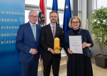 Lars Müller-Marienburg (m.) wurde mit dem „Silbernen Komturkreuz mit dem Stern des Ehrenzeichens für Verdienste um das Bundesland Niederösterreich“ ausgezeichnet, im Bild mit Landeshauptfrau Johanna Mikl-Leitner und LH-Stellvertreter Stephan Pernkopf.