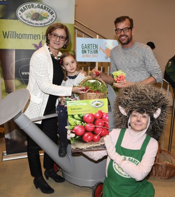 Landeshauptmann-Stellvertreterin Mag. Johanna Mikl-Leitner und ORF-Biogärtner Karl Ploberger feierten mit über 2.200 Gästen das Frühlingserwachen von „Natur im Garten“ im Museum Niederösterreich in St. Pölten.