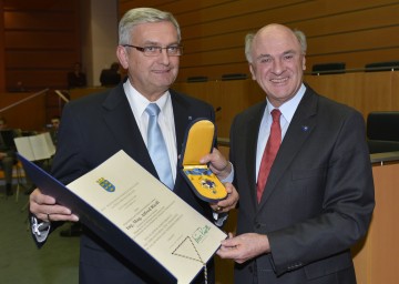 Landeshauptmann Dr. Erwin Pröll überreichte GVV-Präsident Mag. Alfred Riedl das \"Silberne Komturkreuz des Ehrenzeichens für Verdienste um das Bundesland Niederösterreich\".