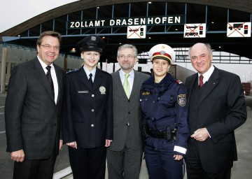 Erweiterung der Schengen-Grenze: Landeshauptmann Dr. Erwin Pröll, Vizekanzler Wilhelm Molterer und Bundesminister Günther Platter besuchten heute den Grenzübergang Drasenhofen (v.r.n.l.).